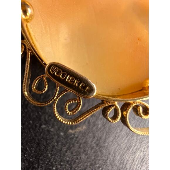 Vintage 60s Shell Cameo Brooch Pendant – 12K Gold Filled Filigree Frame - Picture 3 of 9